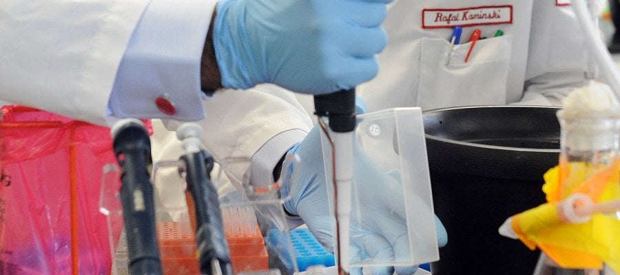 Científicos en un laboratorio Científicos en un laboratorio