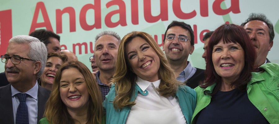Susana Díaz celebra con su equipo los resultados Susana Díaz celebra con su equipo los resultados