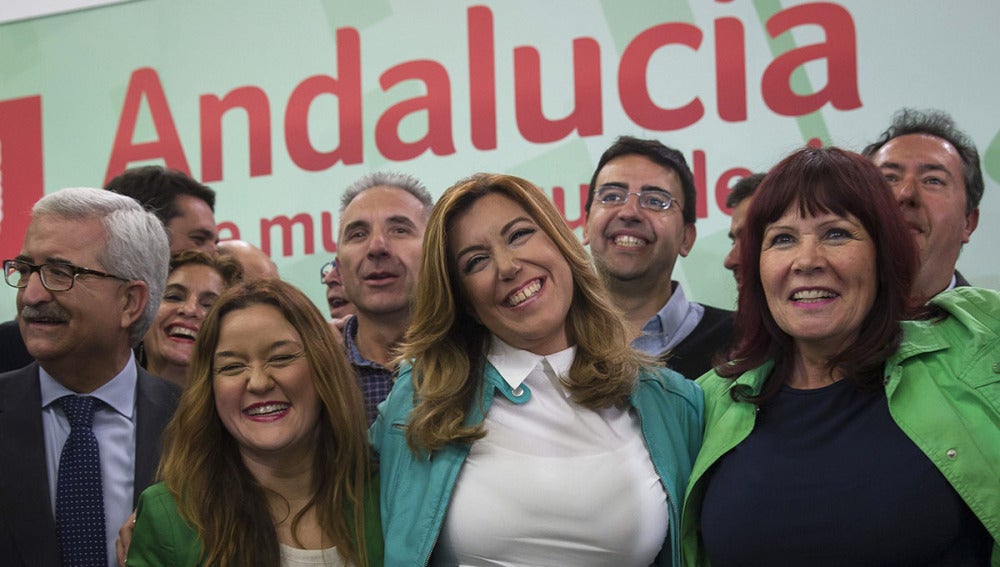 Susana Díaz celebra con su equipo los resultados