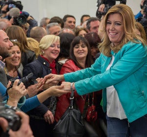 Susana Díaz saluda a varios simpatizantes tras ganar las elecciones en Andalucía Susana Díaz saluda a varios simpatizantes tras ganar las elecciones en Andalucía