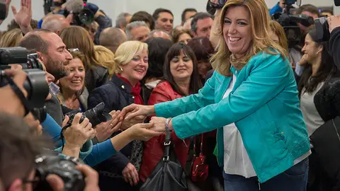 Susana Díaz saluda a varios simpatizantes tras ganar las elecciones en Andalucía Susana Díaz saluda a varios simpatizantes tras ganar las elecciones en Andalucía