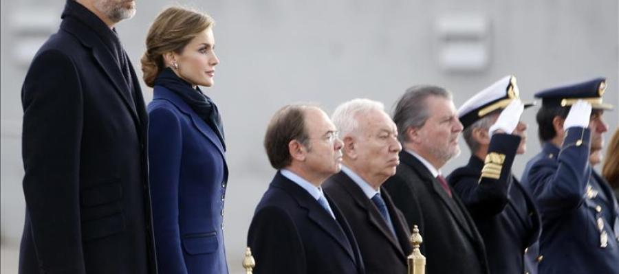 Los Reyes, acompañados, entre otros, por el ministro de Asuntos Exteriores, José Manuel García-Magallo. Los Reyes, acompañados, entre otros, por el ministro de Asuntos Exteriores, José Manuel García-Magallo.