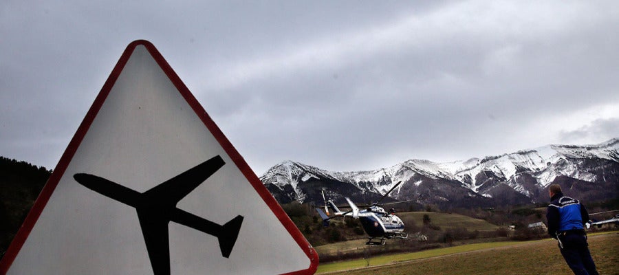 Un helicóptero despega de la localidad francesa de Seyne-les-Alpes Un helicóptero despega de la localidad francesa de Seyne-les-Alpes