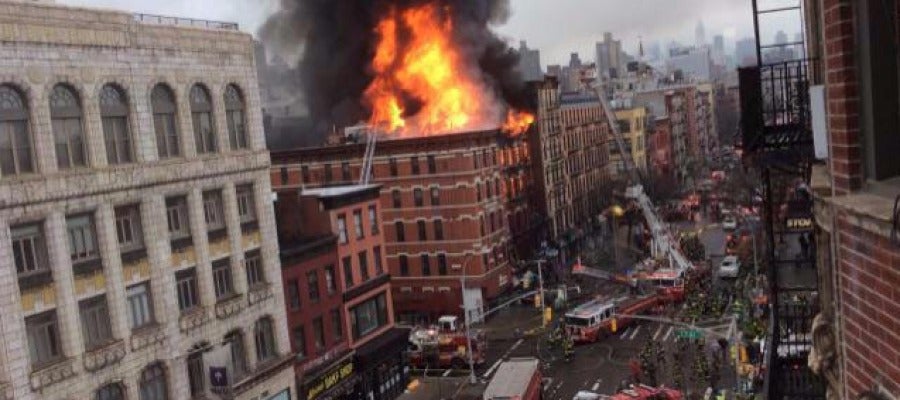 Una explosión provoca un incendio en un edificio de Manhattan Una explosión provoca un incendio en un edificio de Manhattan