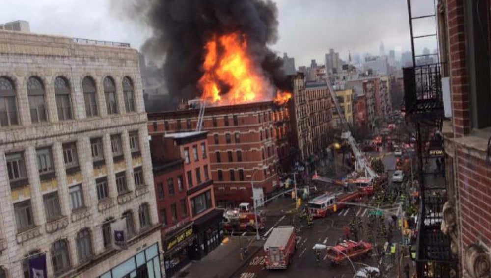 Una explosión provoca un incendio en un edificio de Manhattan