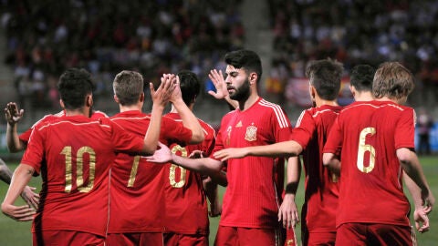 Los jugadores de la sub-21 celebran un gol ante Bielorrusia
