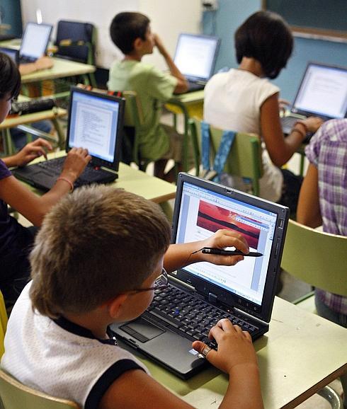 La pobreza triplica el riesgo de que un alumno en España saque peores notas La pobreza triplica el riesgo de que un alumno en España saque peores notas