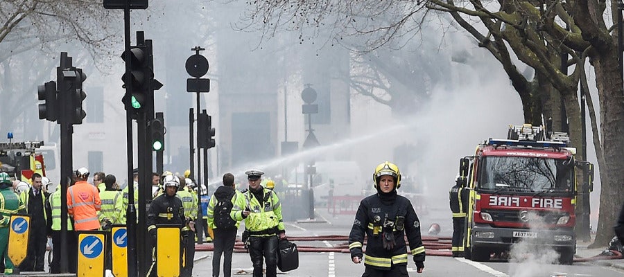 Efectivos de los bomberos luchan contra el fuego en Londres Efectivos de los bomberos luchan contra el fuego en Londres