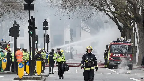 Efectivos de los bomberos luchan contra el fuego en Londres Efectivos de los bomberos luchan contra el fuego en Londres