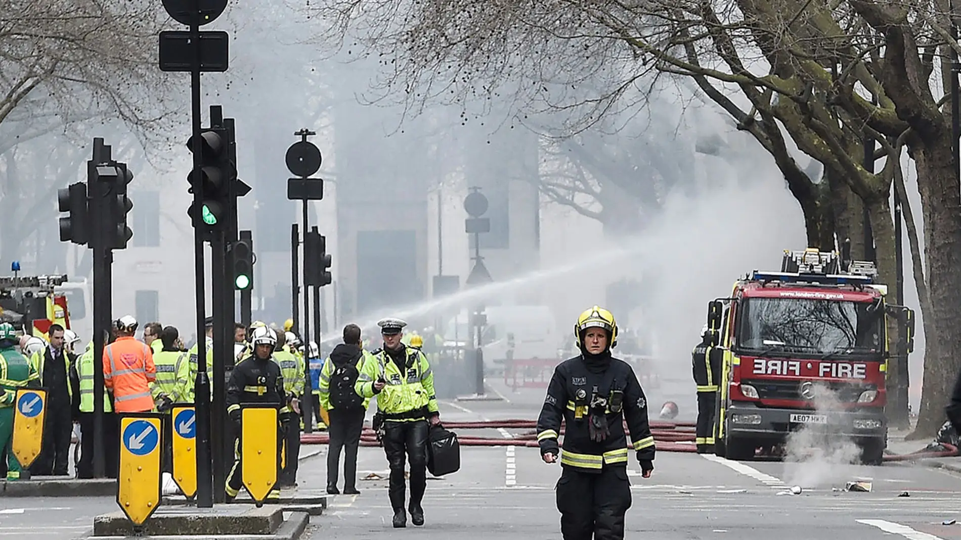 Efectivos de los bomberos luchan contra el fuego en Londres