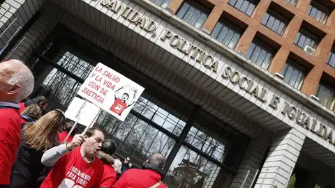 Integrantes de la plataforma de afectados por la Hepatitis C protestan ante el ministerio de Sanidad Integrantes de la plataforma de afectados por la Hepatitis C protestan ante el ministerio de Sanidad