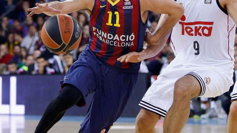 Juan Carlos Navarro, en acci&oacute;n ante Felipe Reyes