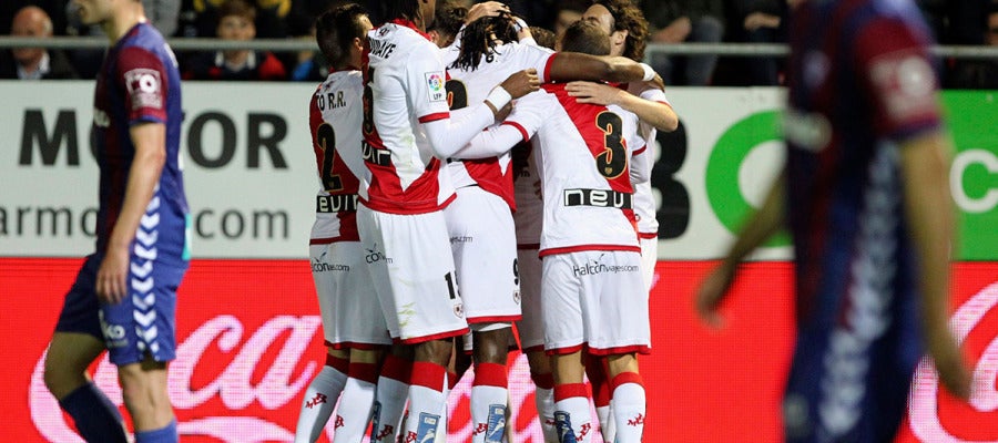 Los jugadores del Rayo celebran el gol de Manucho en Ipurúa Los jugadores del Rayo celebran el gol de Manucho en Ipurúa