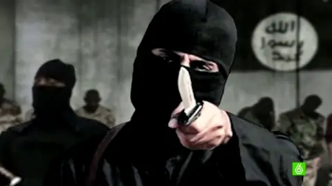 Terrorista de ISIS amenazando Terrorista de ISIS amenazando