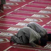 Niños rezando en una mezquita