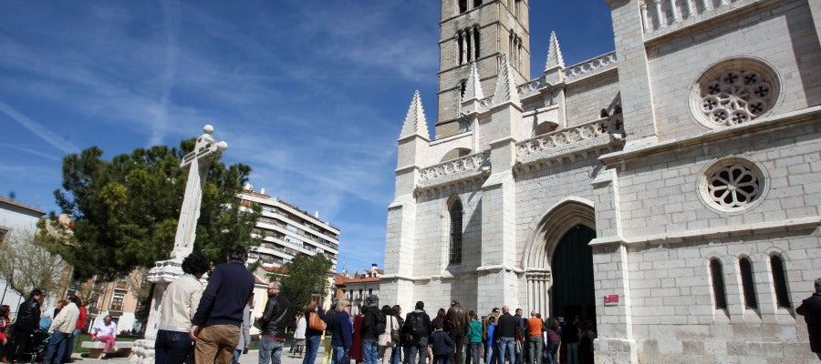 Cola de gente esperando para entrar en la la iglesia de La Antigua en Valladolid en Jueves Santo Cola de gente esperando para entrar en la la iglesia de La Antigua en Valladolid en Jueves Santo