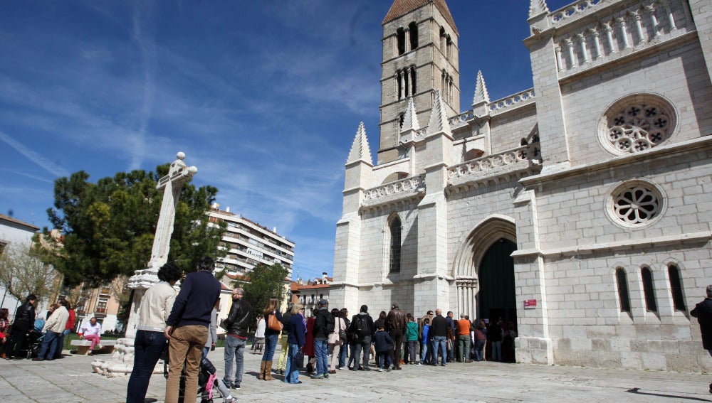 Cola de gente esperando para entrar en la la iglesia de La Antigua en Valladolid en Jueves Santo