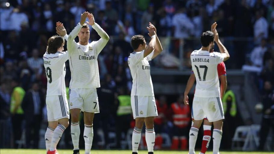 Jugadores del Real Madrid saludan al p&uacute;blico al final del partido