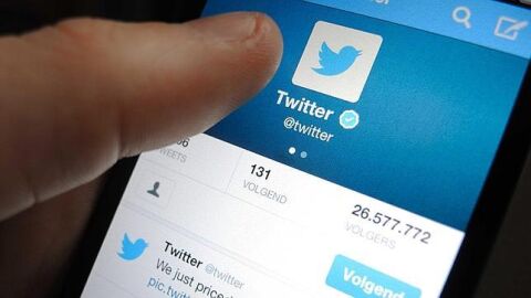 M&oacute;vil usando Twitter