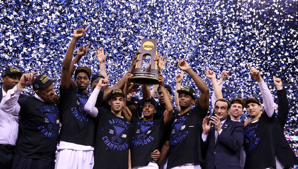 Los jugadores y el entrenador de Duke celebran la victoria en la final de la NCAA