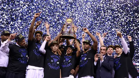 Los jugadores y el entrenador de Duke celebran la victoria en la final de la NCAA Los jugadores y el entrenador de Duke celebran la victoria en la final de la NCAA