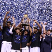 Los jugadores y el entrenador de Duke celebran la victoria en la final de la NCAA