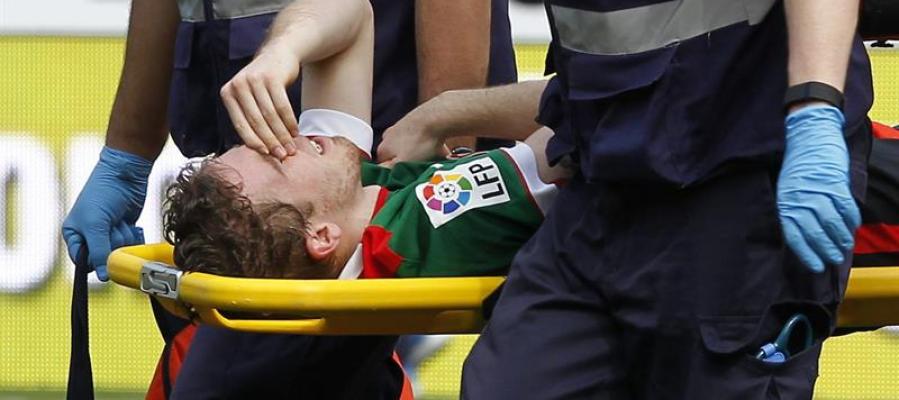 Iker Muniain es evacuado el campo en camilla tras lesionarse en el partido frente al Sevilla Iker Muniain es evacuado el campo en camilla tras lesionarse en el partido frente al Sevilla