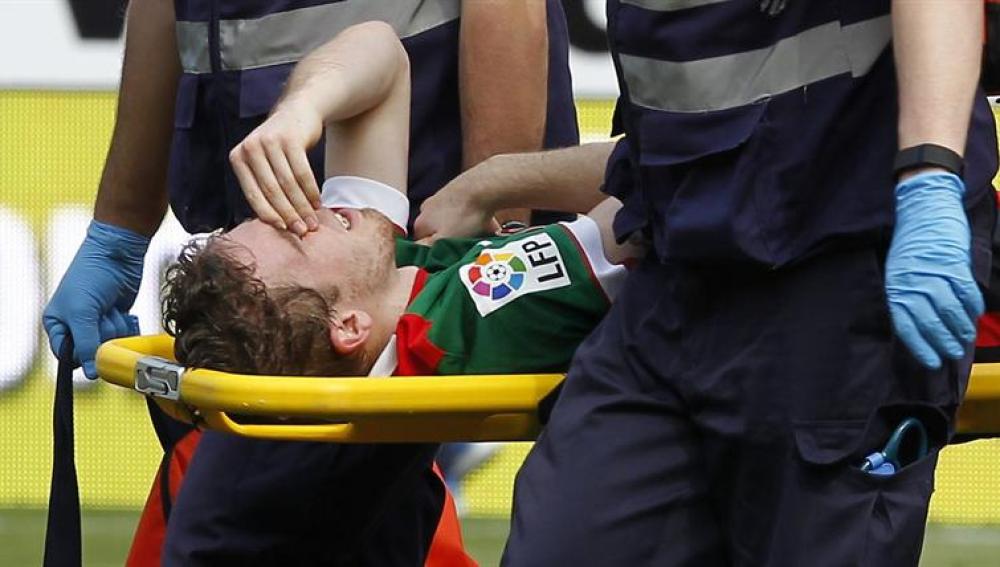 Iker Muniain es evacuado el campo en camilla tras lesionarse en el partido frente al Sevilla