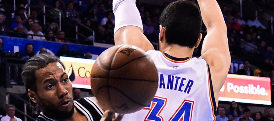 Kawhi Leonard realiza un pase ante Anes Kanter Kawhi Leonard realiza un pase ante Anes Kanter