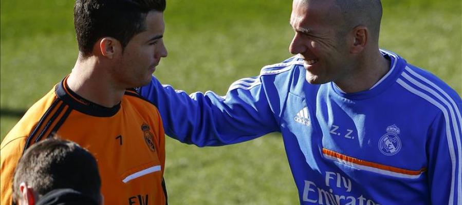 Zidane y Cristiano Ronaldo durante un entrenamiento Zidane y Cristiano Ronaldo durante un entrenamiento