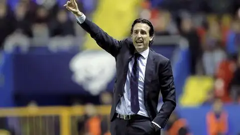 Emery da órdenes en la banda Emery da órdenes en la banda
