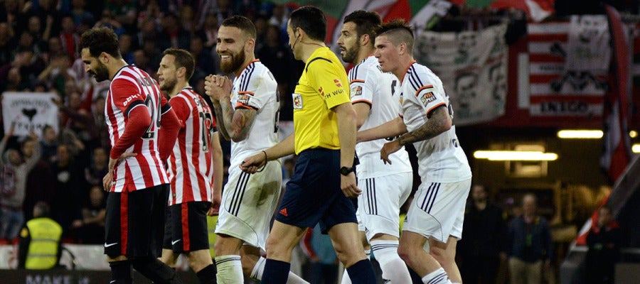 Los jugadores del Valencia protestan una acción ante el colegiado Los jugadores del Valencia protestan una acción ante el colegiado