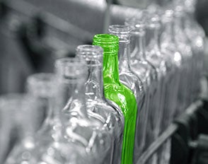 Todo el vidrio es aprovechable y no pierde ninguna de sus cualidades al reciclarse Todo el vidrio es aprovechable y no pierde ninguna de sus cualidades al reciclarse