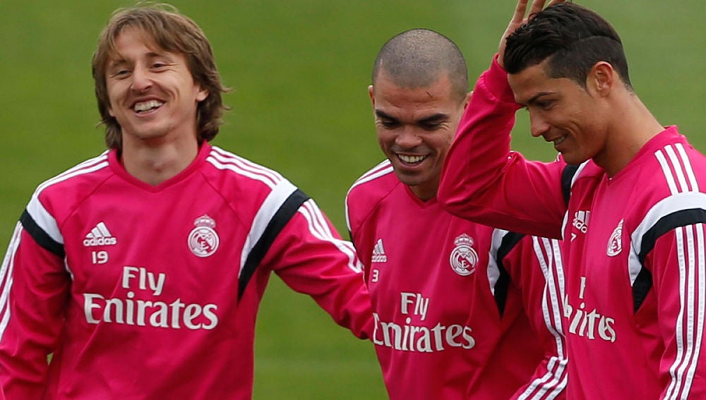 Cristiano bromea con Pepe y Modric en Valdebebas Cristiano bromea con Pepe y Modric en Valdebebas