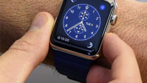 Clientes prueban el reloj de Apple 