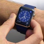 Clientes prueban el reloj de Apple 