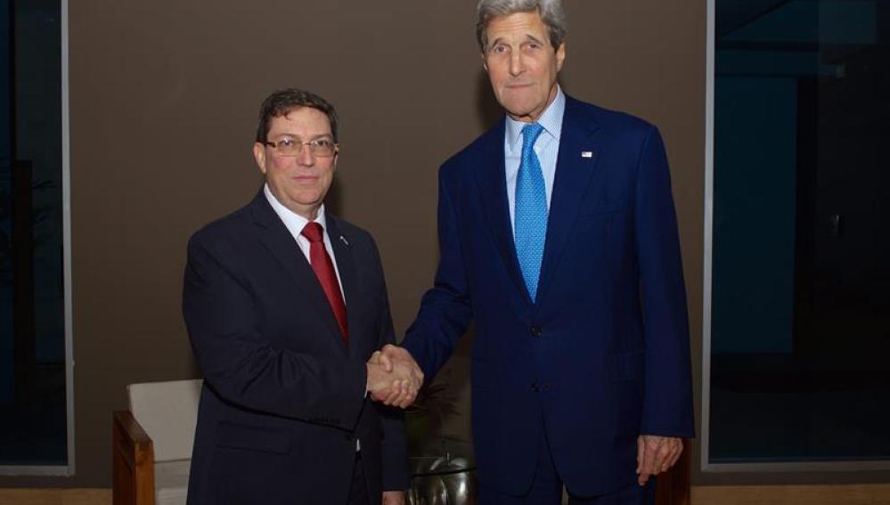 El secretario de Estado de Estados Unidos, John Kerry, y el canciller cubano, Bruno Rodríguez