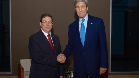 El secretario de Estado de Estados Unidos, John Kerry, y el canciller cubano, Bruno Rodr&iacute;guez