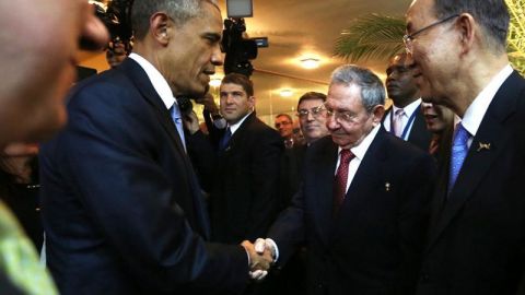 Barack Obama saluda a su hom&oacute;logo cubano, Ra&uacute;l Castro