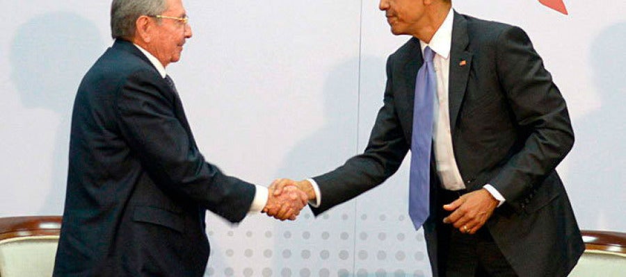 Obama-Raúl Castro, un apretón de manos para la historia Obama-Raúl Castro, un apretón de manos para la historia