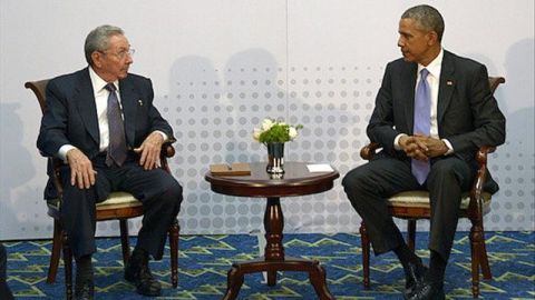 El presidente de Cuba, Ra&uacute;l Castro, conversando con su hom&oacute;logo de EEUU, Barack Obama.