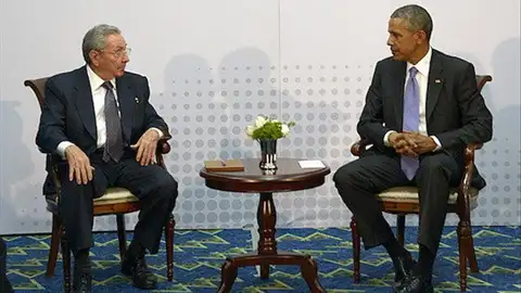 El presidente de Cuba, Raúl Castro, conversando con su homólogo de EEUU, Barack Obama. El presidente de Cuba, Raúl Castro, conversando con su homólogo de EEUU, Barack Obama.