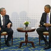 El presidente de Cuba, Raúl Castro, conversando con su homólogo de EEUU, Barack Obama.