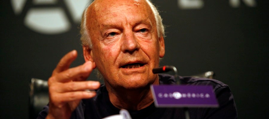 Eduardo Galeano en una conferencia. Eduardo Galeano en una conferencia.