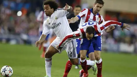 Marcelo se lleva la pelota ante Gabi y Juanfran Marcelo se lleva la pelota ante Gabi y Juanfran