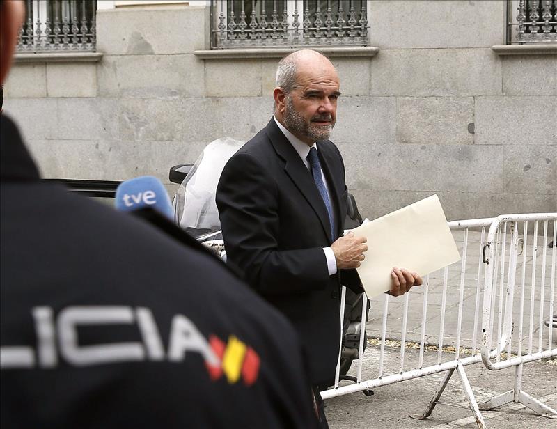 Chaves y Zarrías presentan su renuncia al escaño tras su inculpación en los ERE Chaves y Zarrías presentan su renuncia al escaño tras su inculpación en los ERE