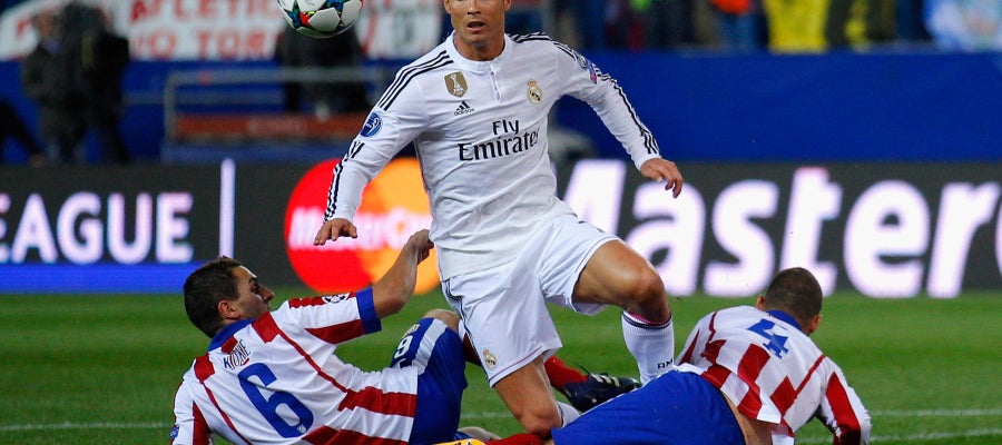 Cristiano Ronaldo ante Koke y Mario Suárez Cristiano Ronaldo ante Koke y Mario Suárez