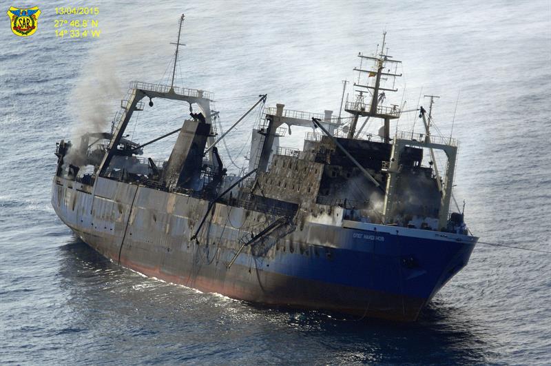 Detectan restos de combustible del pesquero hundido alejándose de la costa Detectan restos de combustible del pesquero hundido alejándose de la costa