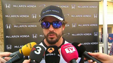 Fernando Alonso atiende a los medios en Bar&eacute;in