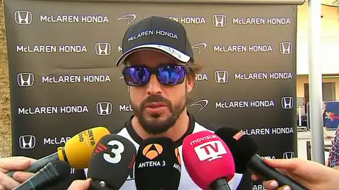 Fernando Alonso atiende a los medios en Baréin Fernando Alonso atiende a los medios en Baréin